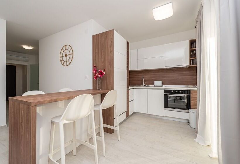 بنسيون Apartments & Rooms Pool Villas Maris B