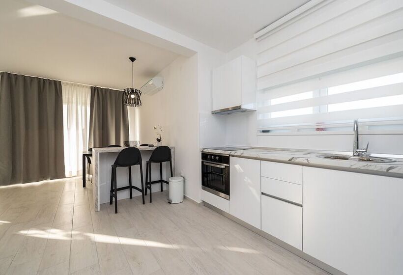 بنسيون Apartments & Rooms Pool Villas Maris B