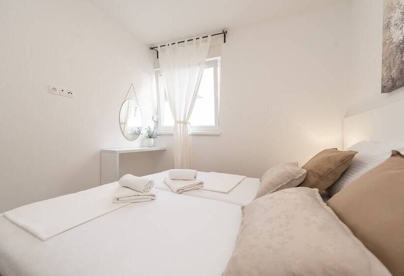 بنسيون Apartments & Rooms Pool Villas Maris B