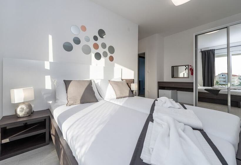 بنسيون Apartments & Rooms Pool Villas Maris B