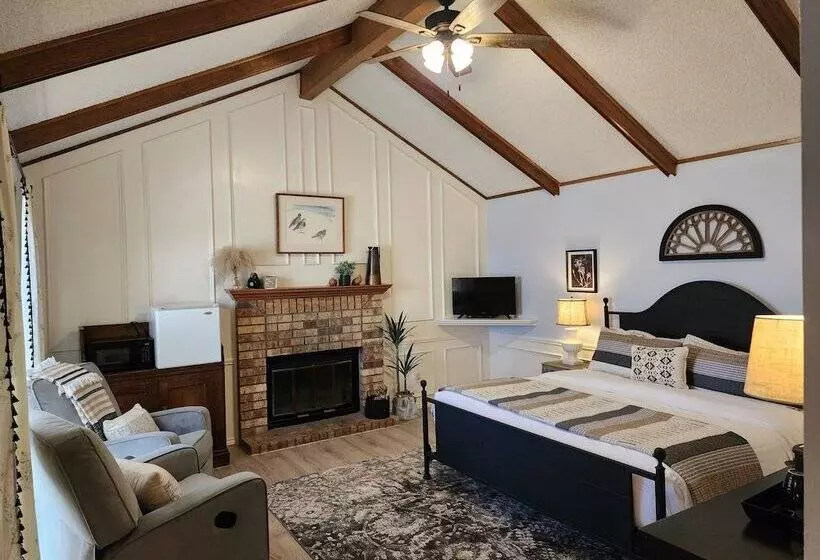 Butterfield Inn Main Street Cottages