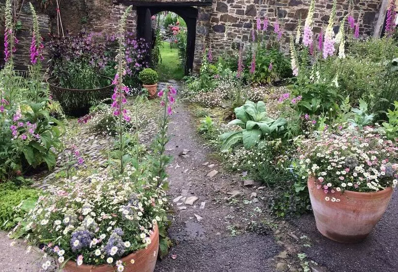 Majatalo Frizenham Farmhouse