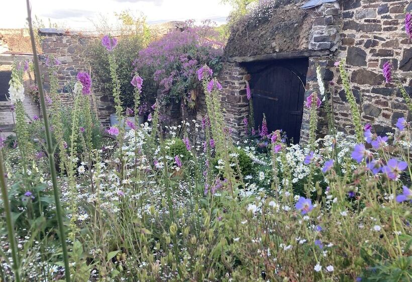 פנסיון Frizenham Farmhouse