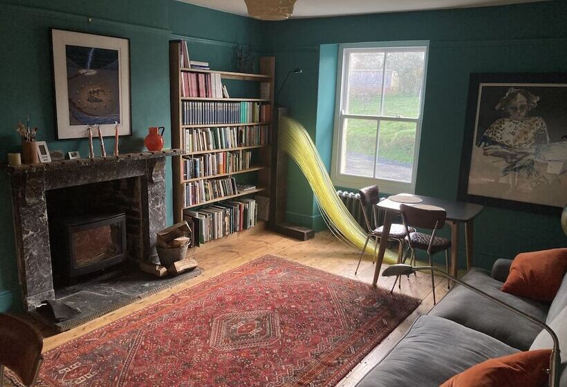 פנסיון Frizenham Farmhouse