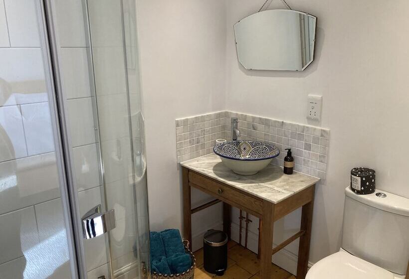 פנסיון Frizenham Farmhouse