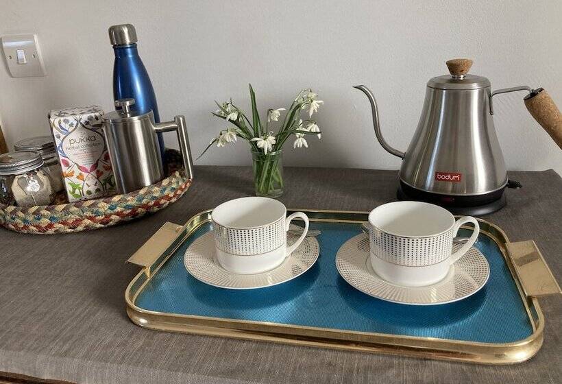 פנסיון Frizenham Farmhouse