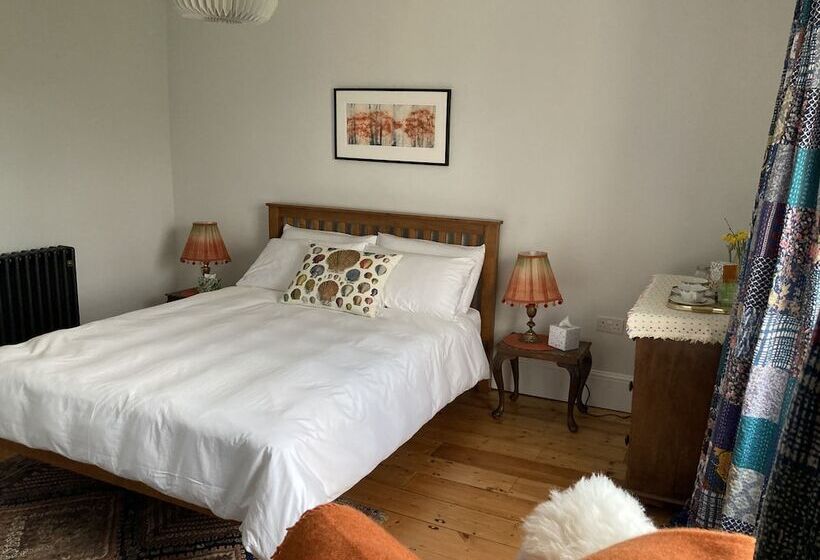 פנסיון Frizenham Farmhouse