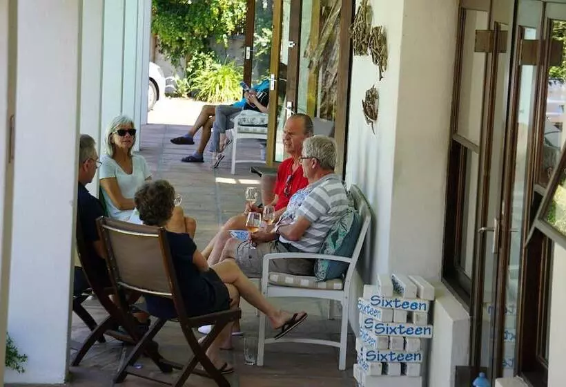 פנסיון Sixteen Guest House On Main