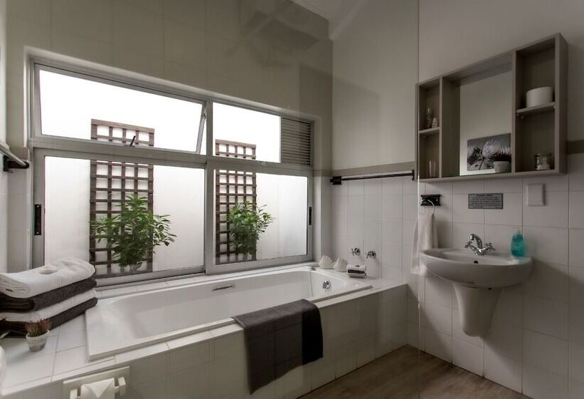 פנסיון Sixteen Guest House On Main