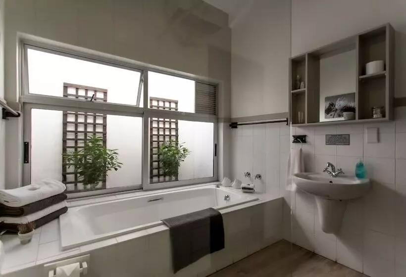 פנסיון Sixteen Guest House On Main