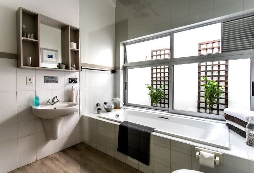 פנסיון Sixteen Guest House On Main