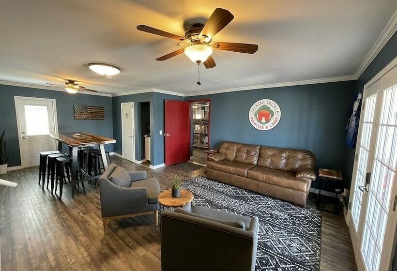 Otel Talkin Tackle Outfitter And Lodge