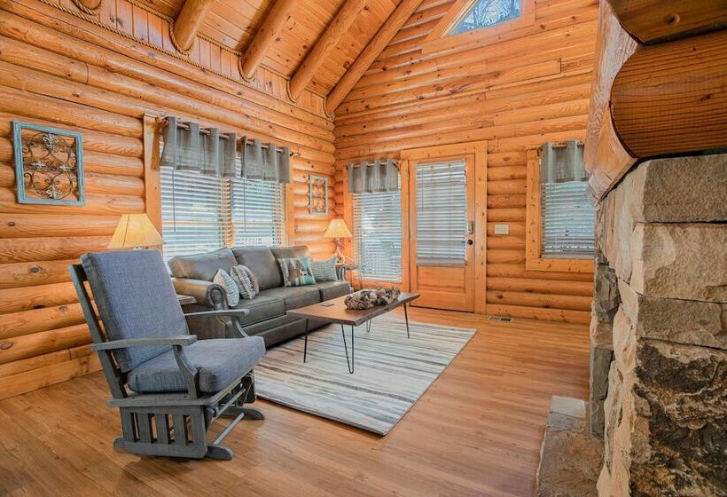 Private Hot Tub Table Arcade And High Speed Internet 2 Minutes From The Parkway