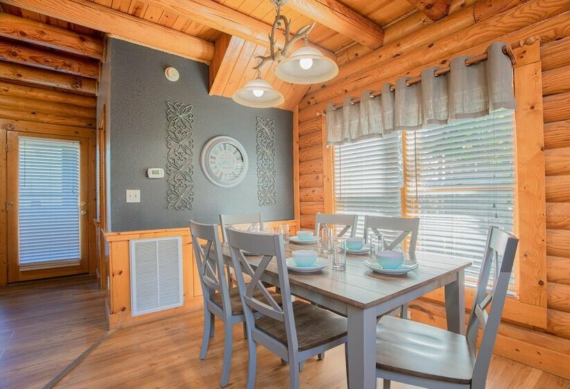 Private Hot Tub Table Arcade And High Speed Internet 2 Minutes From The Parkway