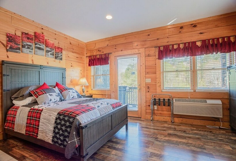 Private Hot Tub Table Arcade And High Speed Internet 2 Minutes From The Parkway