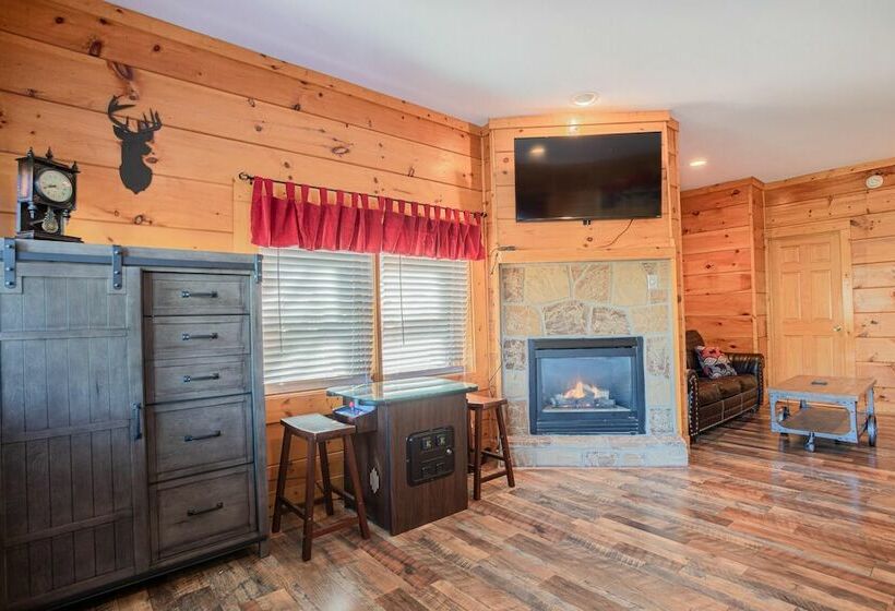 Private Hot Tub Table Arcade And High Speed Internet 2 Minutes From The Parkway