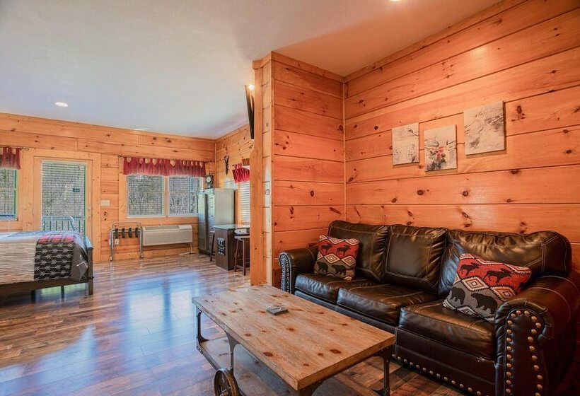 Private Hot Tub Table Arcade And High Speed Internet 2 Minutes From The Parkway