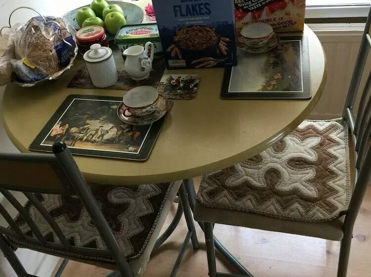 اقامتگاه 3bed House In Portland For Up To 6 People