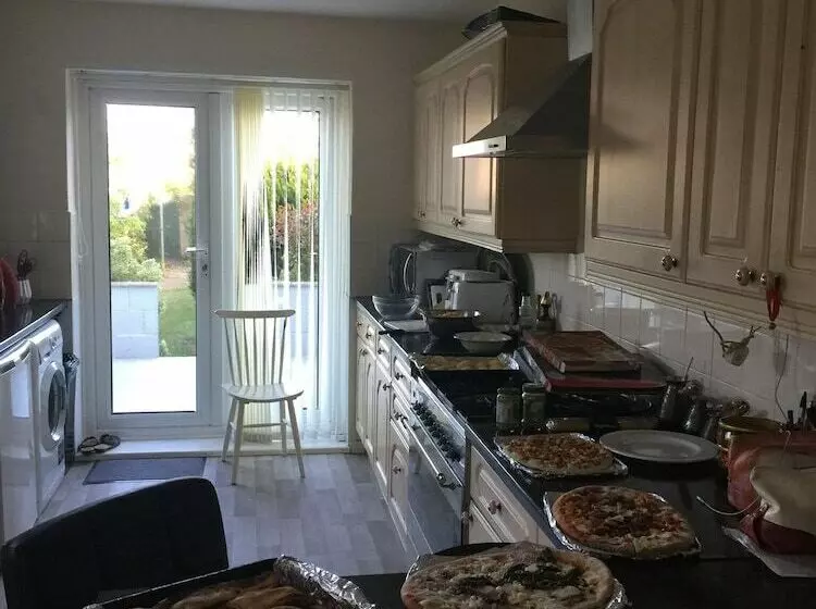 اقامتگاه 3bed House In Portland For Up To 6 People