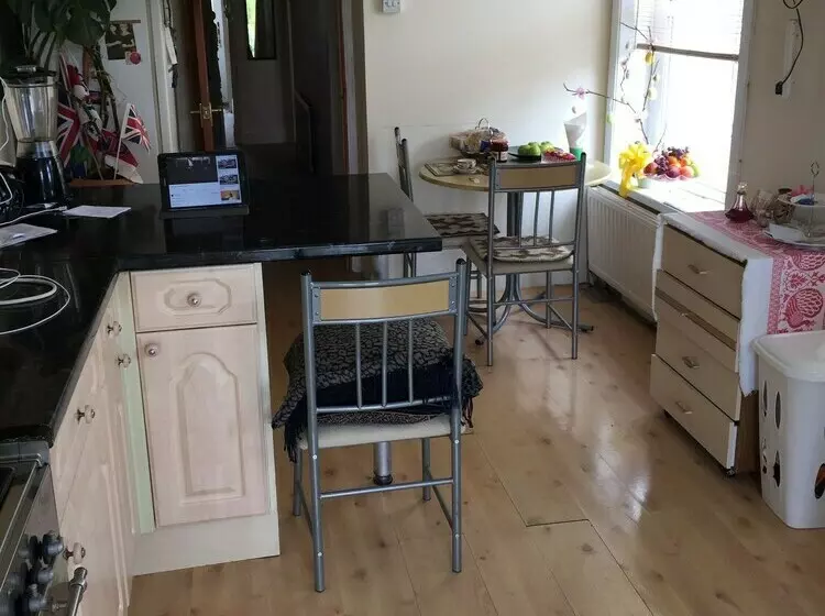 اقامتگاه 3bed House In Portland For Up To 6 People