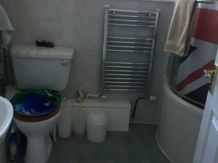 اقامتگاه 3bed House In Portland For Up To 6 People