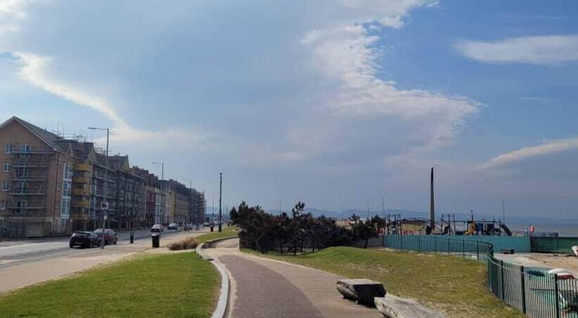 ホテル Family Friendly 2 Bed Caravan In Rhyl, North Wales