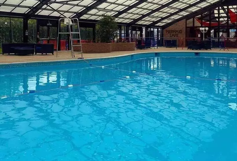 Hotelli Family Friendly 2 Bed Caravan In Rhyl, North Wales