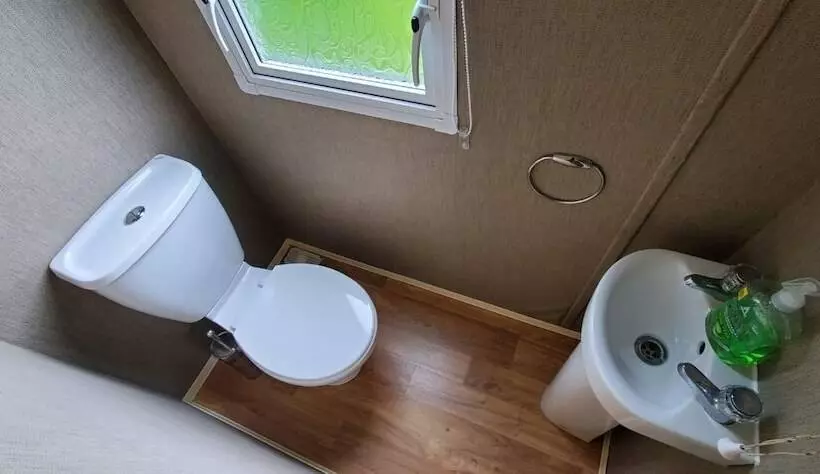 Hotelli Family Friendly 2 Bed Caravan In Rhyl, North Wales