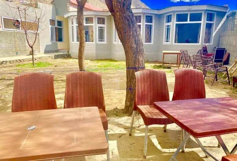 هتل Hunza Huts Duikar Altit