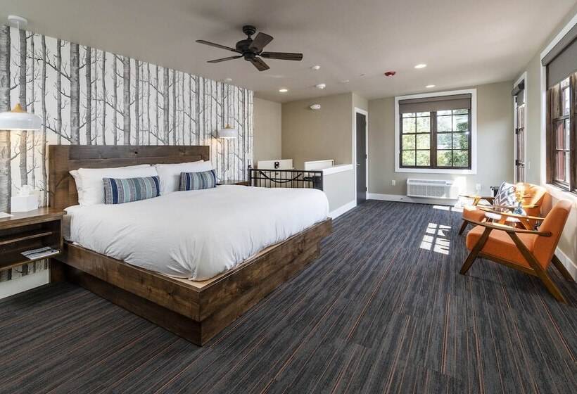 ホテル Ski Inn Taphouse