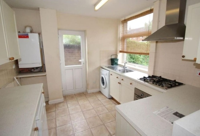 레지던스 Inviting 5 Bed House In Stockport Bramhall