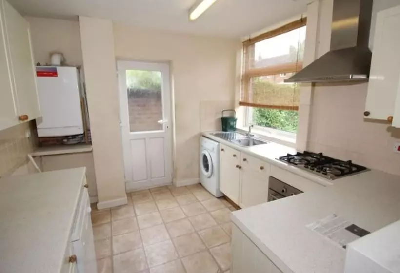 Residenssi Inviting 5 Bed House In Stockport Bramhall