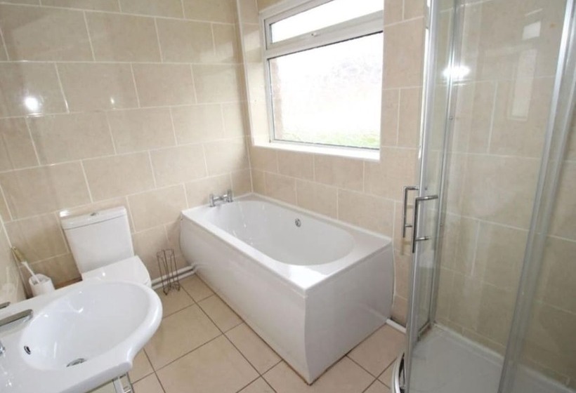 레지던스 Inviting 5 Bed House In Stockport Bramhall