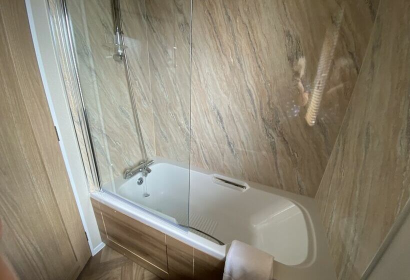 Rivendale 8 & Hot Tub 2 Bed