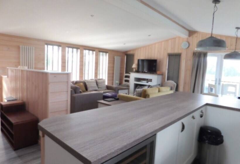 Spacious 2 Bed Lodge In Bury Saint Edmunds