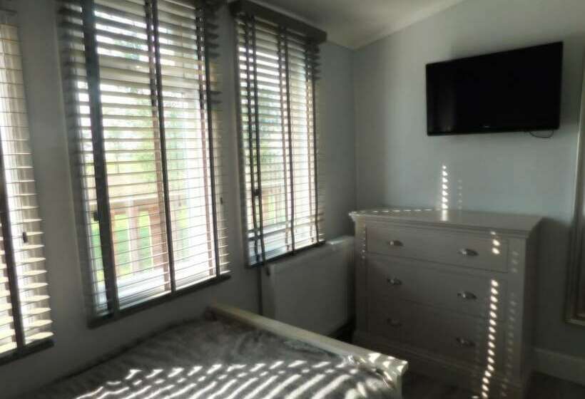 Spacious 2 Bed Lodge In Bury Saint Edmunds