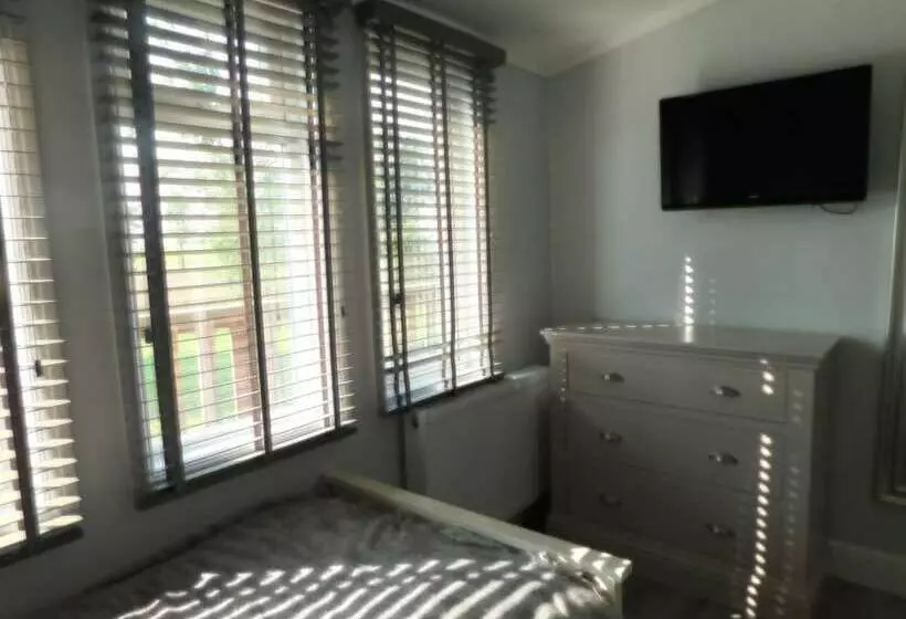 Spacious 2 Bed Lodge In Bury Saint Edmunds