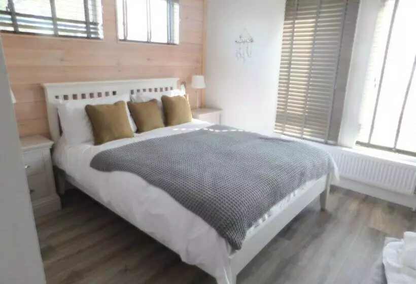 Spacious 2 Bed Lodge In Bury Saint Edmunds
