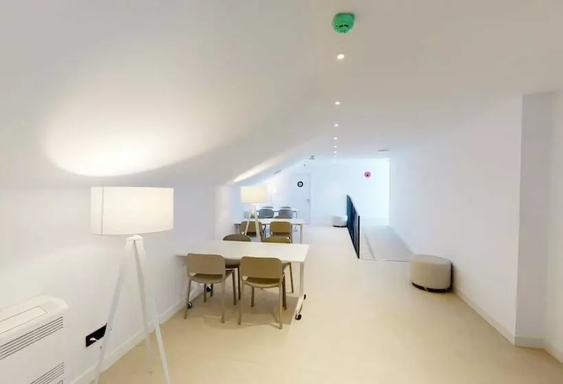 مسافرخانه Residencia Universitaria Resa Málaga Centro