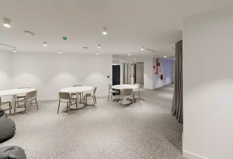 مسافرخانه Residencia Universitaria Resa Málaga Centro