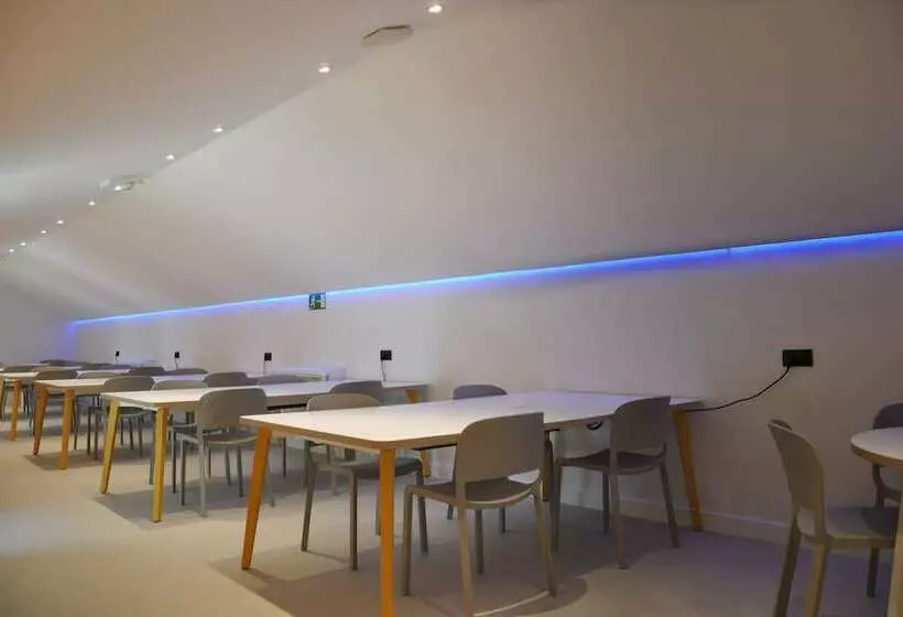 مسافرخانه Residencia Universitaria Resa Málaga Centro