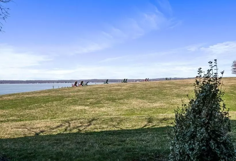 Lomakeskus First Floor Master Suite Bay View