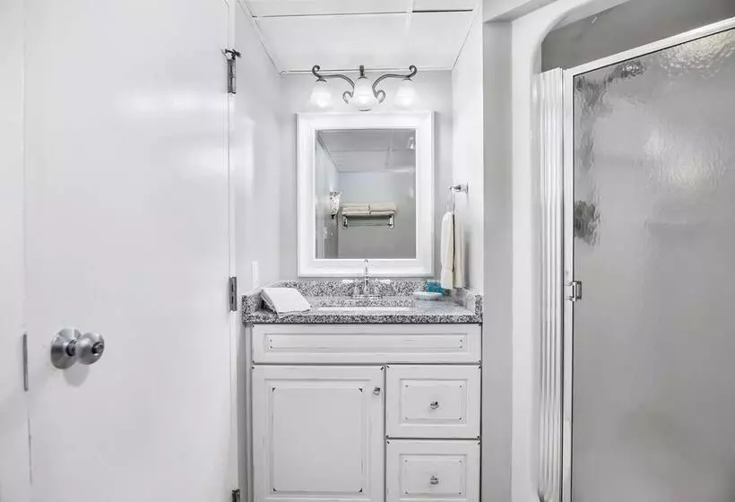 Lomakeskus First Floor Master Suite Bay View