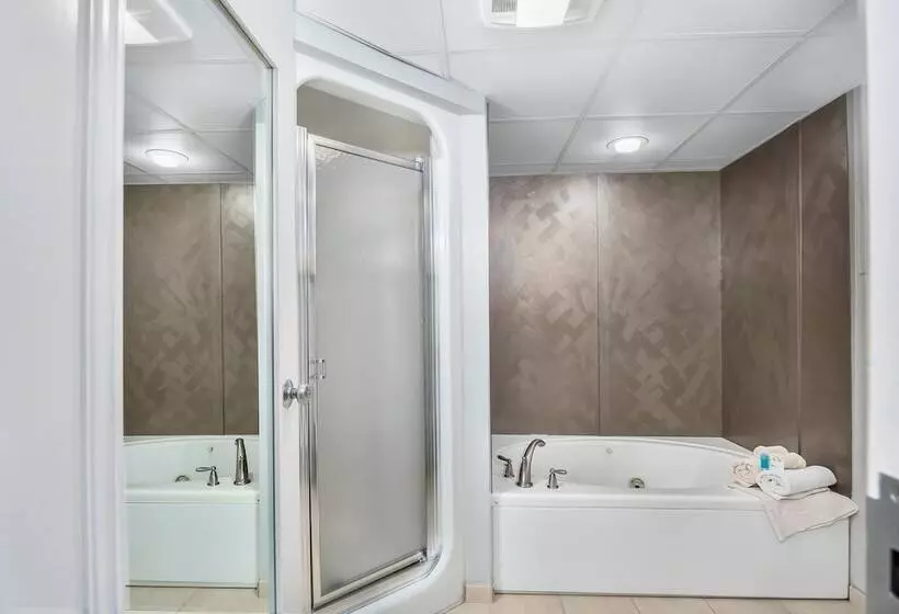 Lomakeskus First Floor Master Suite Bay View