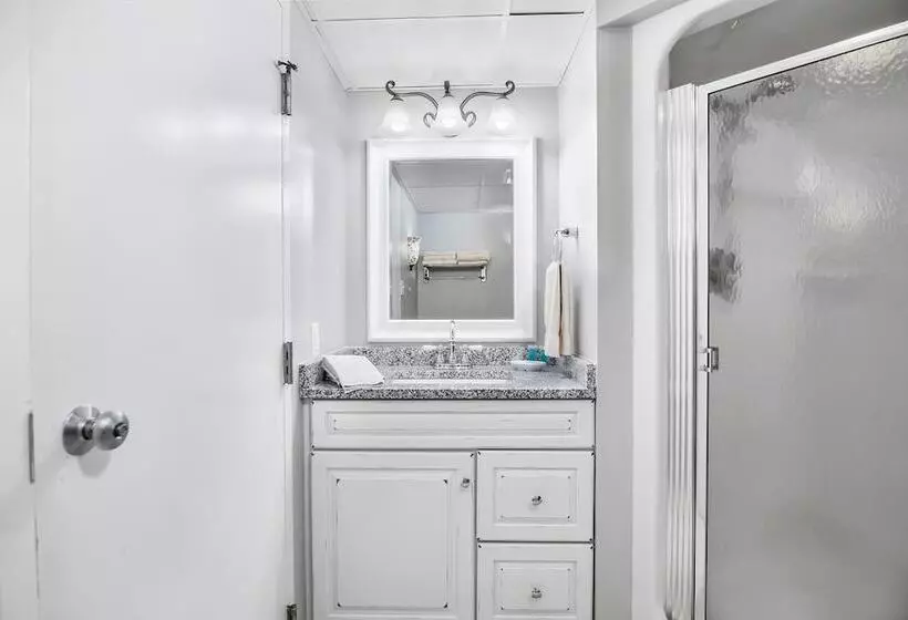 Lomakeskus First Floor Master Suite Bay View