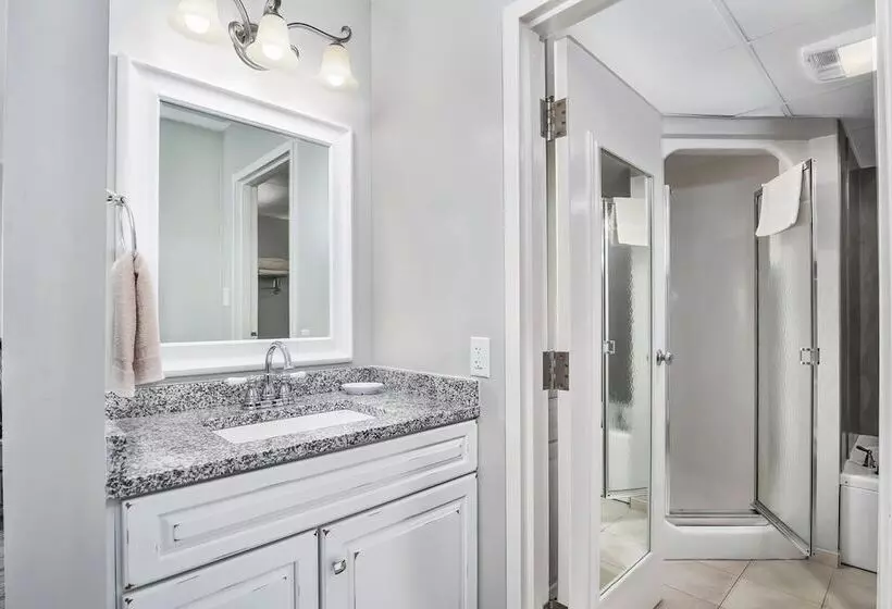 Lomakeskus First Floor Master Suite Bay View