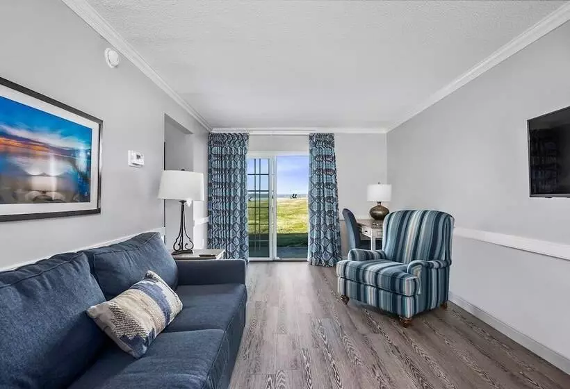 Lomakeskus First Floor Master Suite Bay View