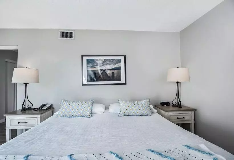 Lomakeskus First Floor Master Suite Bay View