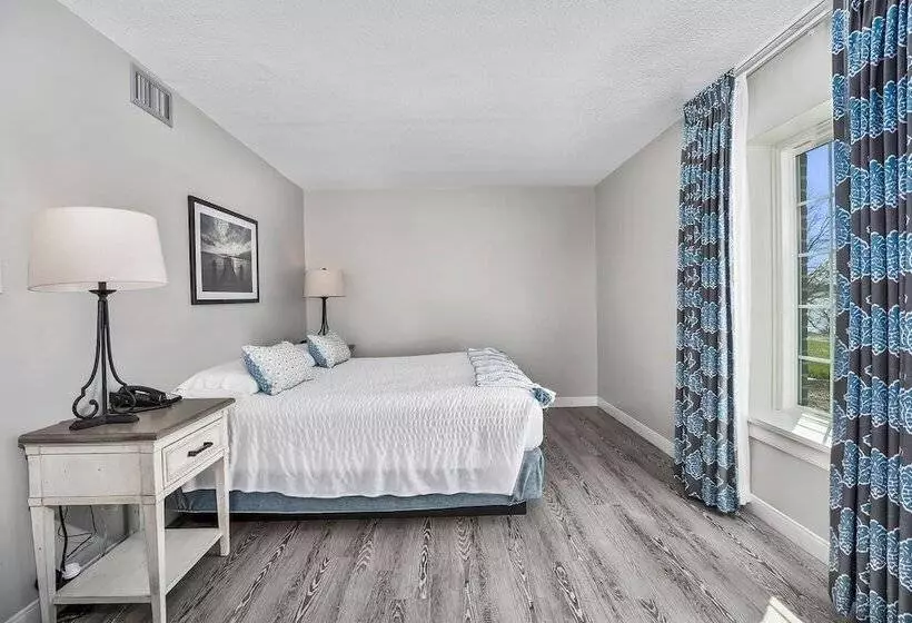 Lomakeskus First Floor Master Suite Bay View