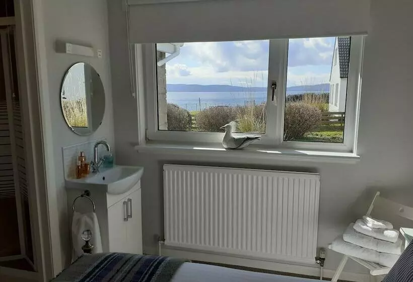 تختخواب و صبحانه The Beach House